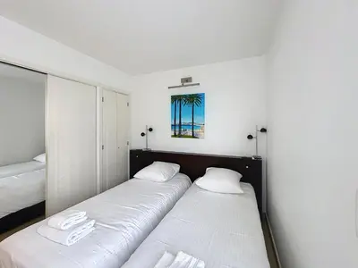 Un ou plusieurs lits dans un hébergement de l'établissement Modern 2-Bedroom Stunning Sea View on La Croisette