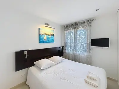 Un ou plusieurs lits dans un hébergement de l'établissement Modern 2-Bedroom Stunning Sea View on La Croisette