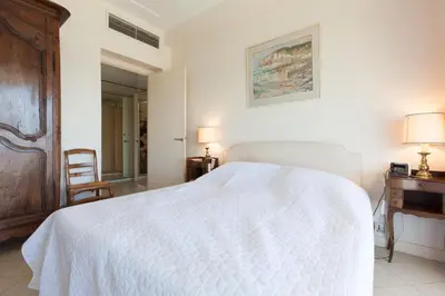Un ou plusieurs lits dans un hébergement de l'établissement Sea View 95m Apartment with Large Terrace Cannes Croisette