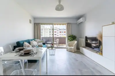 Coin salon dans l'établissement Grand studio vue mer à Antibes