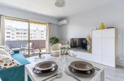 Télévision ou salle de divertissement dans l'établissement Grand studio vue mer à Antibes