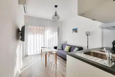 Cuisine ou kitchenette dans l'établissement Le Petit Fleury – Balcony, Calm in Cannes
