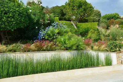 Jardin de l'établissement Grande Villa proche Sophia avec magnifique vue mer