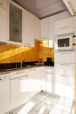 Cuisine ou kitchenette dans l'établissement Sunny duplex close to Croisette, free parking