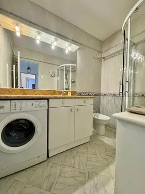 Salle de bains dans l'établissement Le Lys - Apt 4 Prs - clim - piscine - parking