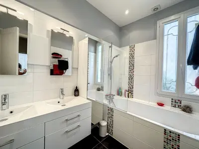 Salle de bains dans l'établissement 3-Bedroom house with terrace 5 minutes walking from La Croisette
