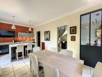 Cuisine ou kitchenette dans l'établissement 3-Bedroom house with terrace 5 minutes walking from La Croisette