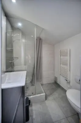 Salle de bains dans l'établissement Le 8 - Cannes