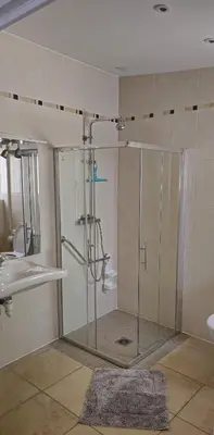 Salle de bains dans l'établissement GRAND Studio meublé-Juan Pins-Logt 5