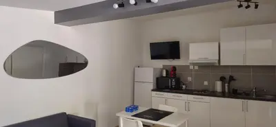 Cuisine ou kitchenette dans l'établissement GRAND Studio meublé-Juan Pins-Logt 5