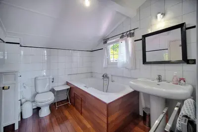 Salle de bains dans l'établissement Kathleen CANNES-GOLFE JUAN