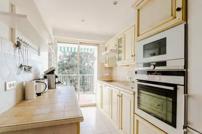 Cuisine ou kitchenette dans l'établissement Appartement à Antibes avec terrasse ensoleillée