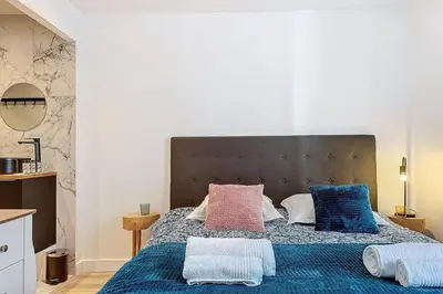 Un ou plusieurs lits dans un hébergement de l'établissement Joli 2 pièces calme & vue au coeur de Biot village
