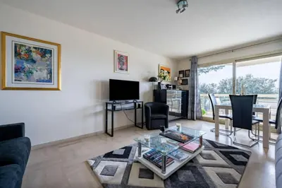 Télévision ou salle de divertissement dans l'établissement Studio with sea and pool view