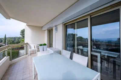 Balcon ou terrasse dans l'établissement Studio with sea and pool view
