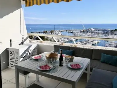 Vue générale sur la mer ou vue sur la mer prise depuis l'appartement