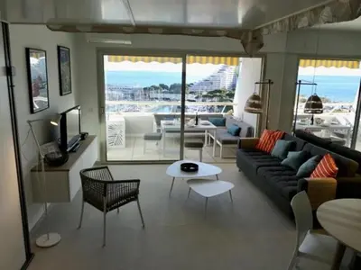 Coin salon dans l'établissement Studio vue mer climatisé, 2 à 4 pers., parking en option à Villeneuve-Loubet Plage - FR-1-252A-131