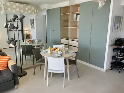 Coin salon dans l'établissement Studio vue mer climatisé, 2 à 4 pers., parking en option à Villeneuve-Loubet Plage - FR-1-252A-131