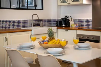 Cuisine ou kitchenette dans l'établissement Beautiful and Cozy 3 bedrooms in Antibes