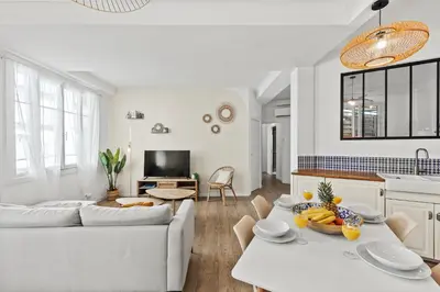 Télévision ou salle de divertissement dans l'établissement Beautiful and Cozy 3 bedrooms in Antibes