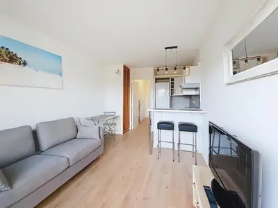 Télévision ou salle de divertissement dans l'établissement Vacation apartment near sea with private parking