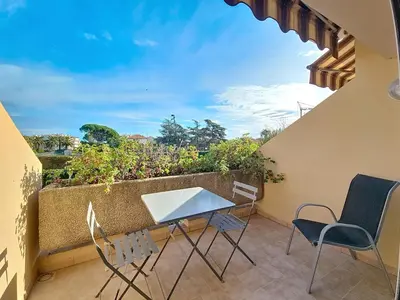 Balcon ou terrasse dans l'établissement Vacation apartment near sea with private parking