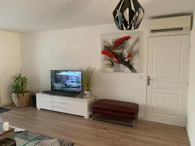 Télévision ou salle de divertissement dans l'établissement Charmant 3 pièces vue mer