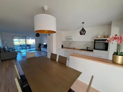 Cuisine ou kitchenette dans l'établissement Charmant 3 pièces vue mer