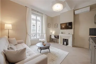 Télévision ou salle de divertissement dans l'établissement Renovated 1-Br Apartment Heart of Cannes