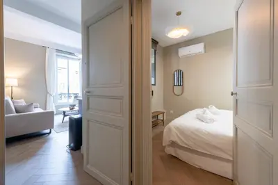 Un ou plusieurs lits dans un hébergement de l'établissement Renovated 1-Br Apartment Heart of Cannes
