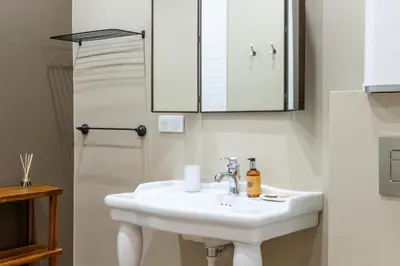 Salle de bains dans l'établissement Renovated 1-Br Apartment Heart of Cannes