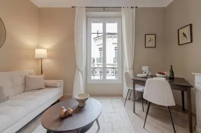 Coin salon dans l'établissement Renovated 1-Br Apartment Heart of Cannes