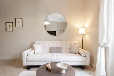 Coin salon dans l'établissement Renovated 1-Br Apartment Heart of Cannes