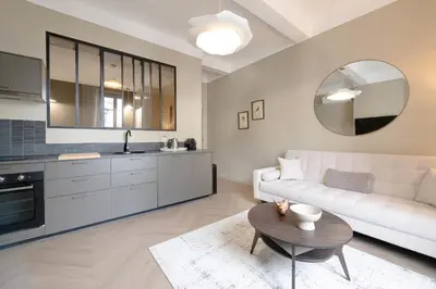 Cuisine ou kitchenette dans l'établissement Renovated 1-Br Apartment Heart of Cannes