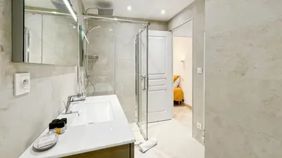 Salle de bains dans l'établissement Luxurious 3-Bedroom Apartment in Heart of Cannes