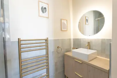 Salle de bains dans l'établissement Le Soleil, Juan les Pins, 2 min Walk to Beach, AC, last floor!