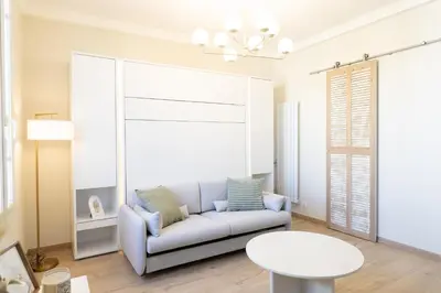 Coin salon dans l'établissement Le Soleil, Juan les Pins, 2 min Walk to Beach, AC, last floor!
