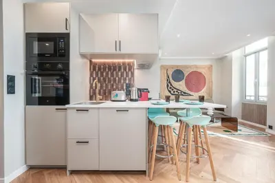 Cuisine ou kitchenette dans l'établissement Bel appartement centre Cannes 1min de la Croisette