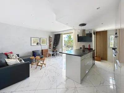 Cuisine ou kitchenette dans l'établissement Stylish 1-bedroom apartment with sea view on La Croisette