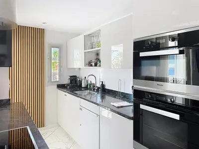 Cuisine ou kitchenette dans l'établissement Stylish 1-bedroom apartment with sea view on La Croisette