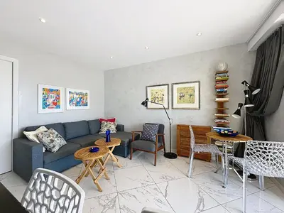 Coin salon dans l'établissement Stylish 1-bedroom apartment with sea view on La Croisette