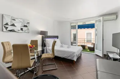Télévision ou salle de divertissement dans l'établissement Luxury Studio YourHostHelper