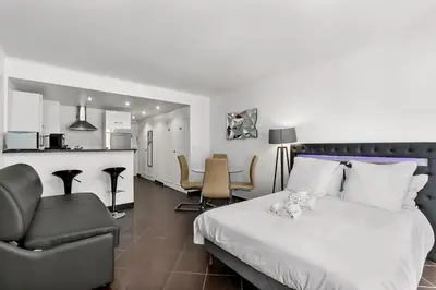 Un ou plusieurs lits dans un hébergement de l'établissement Luxury Studio YourHostHelper