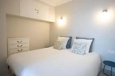 Un ou plusieurs lits dans un hébergement de l'établissement One bedroom apartment with beautiful sea view