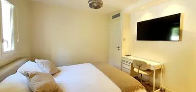 Télévision ou salle de divertissement dans l'établissement Villa vue mer à Antibes classée 4 étoiles-Piscine chauffée