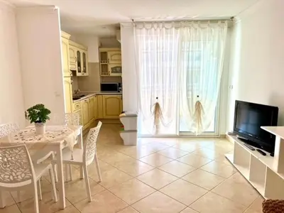 Cuisine ou kitchenette dans l'établissement Very bright T2 near beach