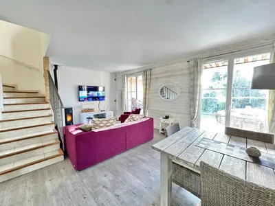 Télévision ou salle de divertissement dans l'établissement Holiday Sun Villa