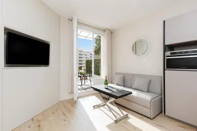 Télévision ou salle de divertissement dans l'établissement Palais Miramar YourHostHelper