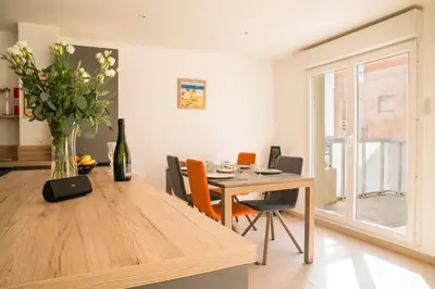Coin salon dans l'établissement Les Voiles d Azur, Duplex moderne avec vue sur le port et la mer, à 2 minutes des plages