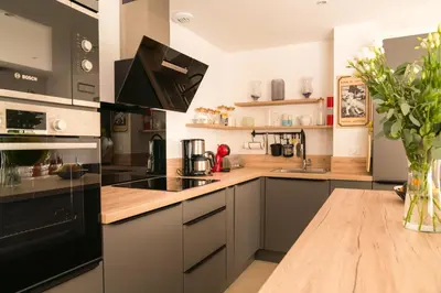 Cuisine ou kitchenette dans l'établissement Les Voiles d Azur, Duplex moderne avec vue sur le port et la mer, à 2 minutes des plages